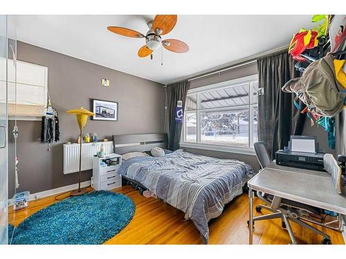 2704 19 Street Nw, Calgary, AB - Indoor Photo Showing Bedroom