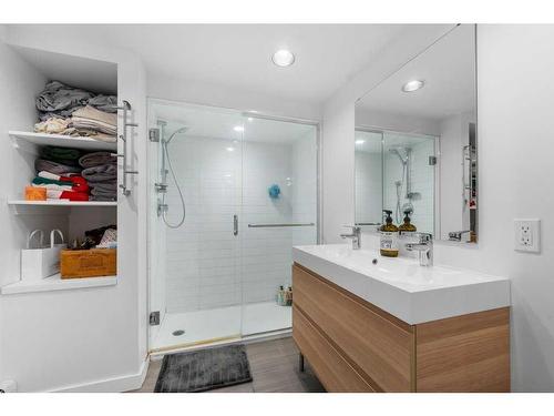 2704 19 Street Nw, Calgary, AB - Indoor Photo Showing Bathroom