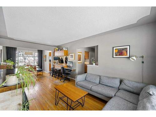 2704 19 Street Nw, Calgary, AB - Indoor Photo Showing Living Room