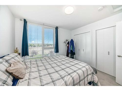 3543 69 Street Nw, Calgary, AB - Indoor Photo Showing Bedroom