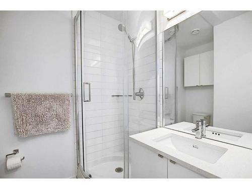 3543 69 Street Nw, Calgary, AB - Indoor Photo Showing Bathroom