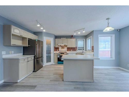 84 Douglas Glen Crescent Se, Calgary, AB - Indoor Photo Showing Kitchen