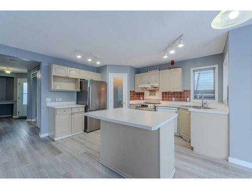 84 Douglas Glen Crescent Se, Calgary, AB - Indoor Photo Showing Kitchen