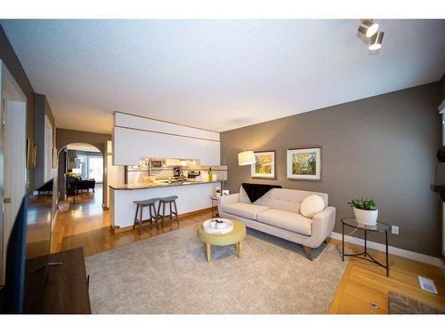 251 Coachway Road Sw, Calgary, AB - Indoor Photo Showing Living Room