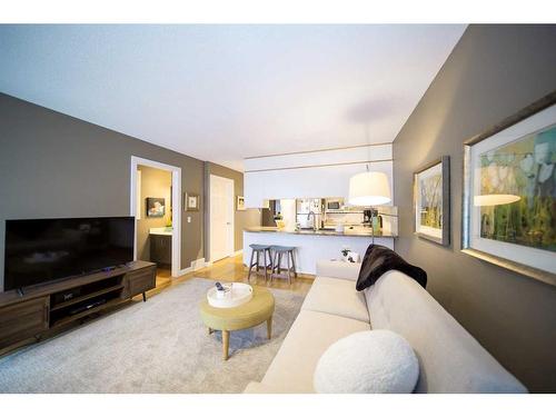 251 Coachway Road Sw, Calgary, AB - Indoor Photo Showing Living Room