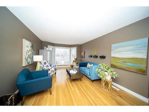 251 Coachway Road Sw, Calgary, AB - Indoor Photo Showing Living Room