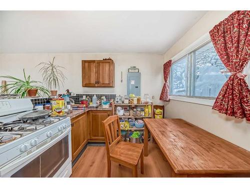 6011 Bowwater Crescent Nw, Calgary, AB - Indoor Photo Showing Kitchen