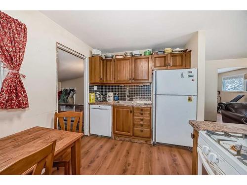 6011 Bowwater Crescent Nw, Calgary, AB - Indoor Photo Showing Kitchen