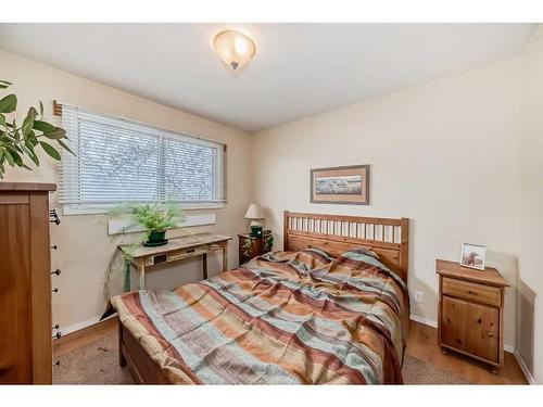 6011 Bowwater Crescent Nw, Calgary, AB - Indoor Photo Showing Bedroom