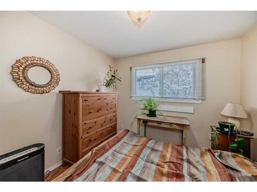 6011 Bowwater Crescent Nw, Calgary, AB - Indoor Photo Showing Bedroom