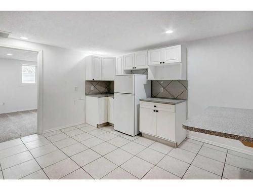 248 Allan Crescent Se, Calgary, AB - Indoor Photo Showing Kitchen