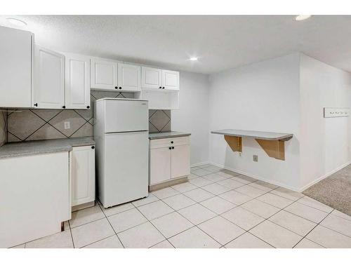 248 Allan Crescent Se, Calgary, AB - Indoor Photo Showing Kitchen