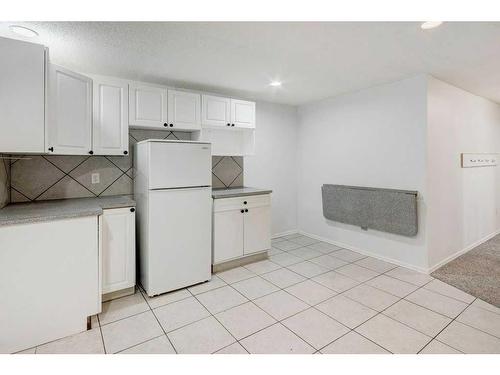 248 Allan Crescent Se, Calgary, AB - Indoor Photo Showing Kitchen