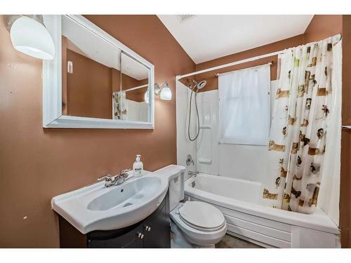 924 39 Street Sw, Calgary, AB - Indoor Photo Showing Bathroom