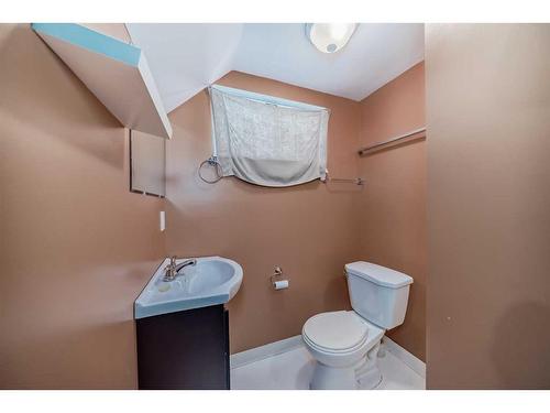 924 39 Street Sw, Calgary, AB - Indoor Photo Showing Bathroom