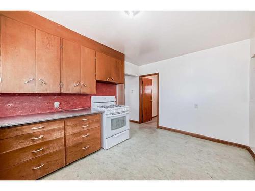 924 39 Street Sw, Calgary, AB - Indoor Photo Showing Kitchen