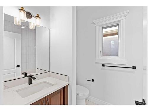 1638 42 Avenue Sw, Calgary, AB - Indoor Photo Showing Bathroom