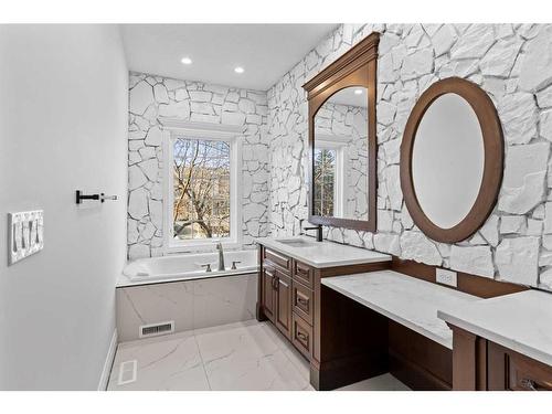 1638 42 Avenue Sw, Calgary, AB - Indoor Photo Showing Bathroom