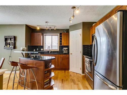 32 Hidden Creek Park Nw, Calgary, AB - Indoor Photo Showing Kitchen With Double Sink