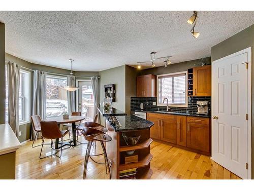 32 Hidden Creek Park Nw, Calgary, AB - Indoor Photo Showing Kitchen