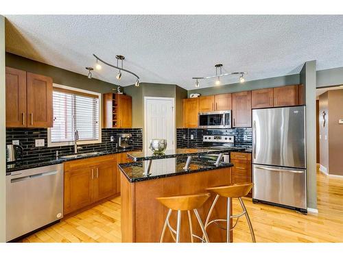 32 Hidden Creek Park Nw, Calgary, AB - Indoor Photo Showing Kitchen