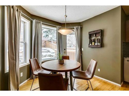 32 Hidden Creek Park Nw, Calgary, AB - Indoor Photo Showing Dining Room