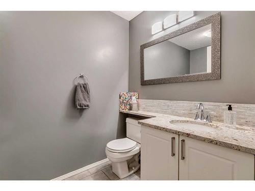 32 Hidden Creek Park Nw, Calgary, AB - Indoor Photo Showing Bathroom