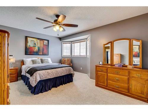 32 Hidden Creek Park Nw, Calgary, AB - Indoor Photo Showing Bedroom