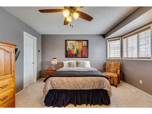 32 Hidden Creek Park Nw, Calgary, AB - Indoor Photo Showing Bedroom