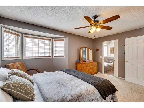 32 Hidden Creek Park Nw, Calgary, AB - Indoor Photo Showing Bedroom