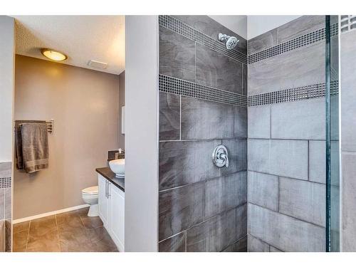 32 Hidden Creek Park Nw, Calgary, AB - Indoor Photo Showing Bathroom