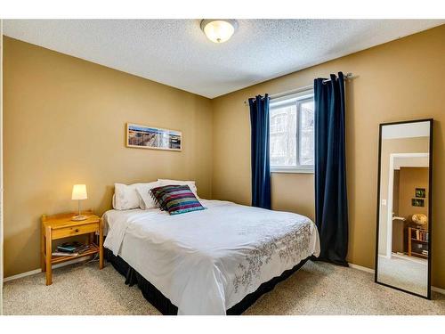 32 Hidden Creek Park Nw, Calgary, AB - Indoor Photo Showing Bedroom