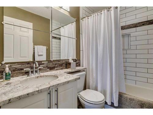 32 Hidden Creek Park Nw, Calgary, AB - Indoor Photo Showing Bathroom