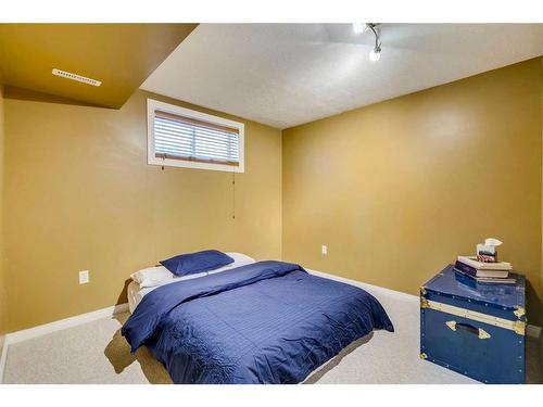 32 Hidden Creek Park Nw, Calgary, AB - Indoor Photo Showing Bedroom