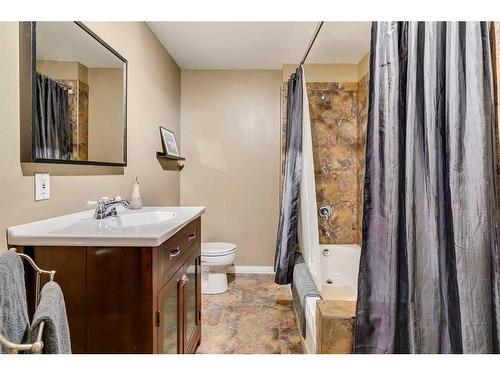 32 Hidden Creek Park Nw, Calgary, AB - Indoor Photo Showing Bathroom