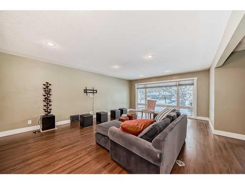 103 Waterloo Drive Sw, Calgary, AB - Indoor Photo Showing Living Room