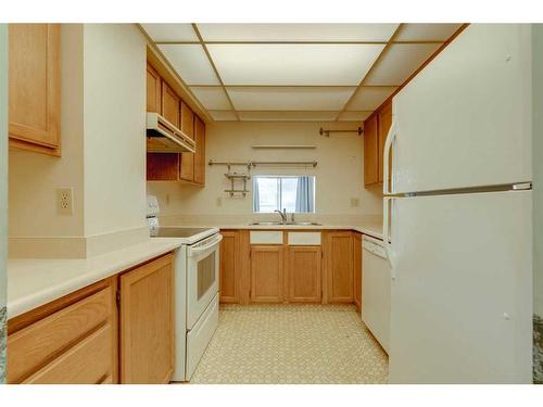 7 Stradwick Place Sw, Calgary, AB - Indoor Photo Showing Kitchen With Double Sink