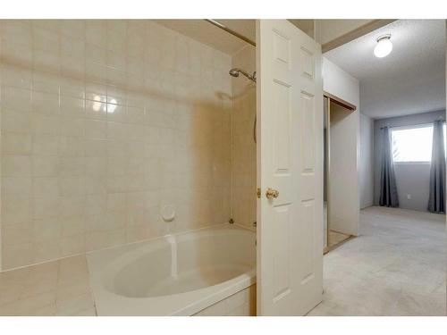 7 Stradwick Place Sw, Calgary, AB - Indoor Photo Showing Bathroom