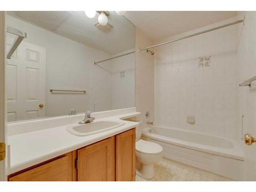 7 Stradwick Place Sw, Calgary, AB - Indoor Photo Showing Bathroom