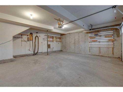 7 Stradwick Place Sw, Calgary, AB - Indoor Photo Showing Garage