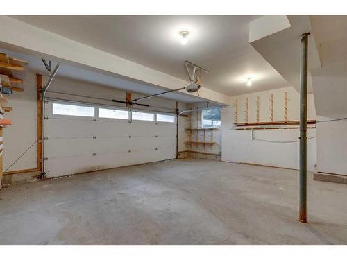 7 Stradwick Place Sw, Calgary, AB - Indoor Photo Showing Garage