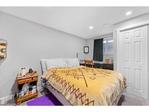 302 Adams Crescent Se, Calgary, AB - Indoor Photo Showing Bedroom