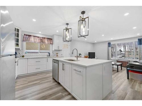 302 Adams Crescent Se, Calgary, AB - Indoor Photo Showing Kitchen