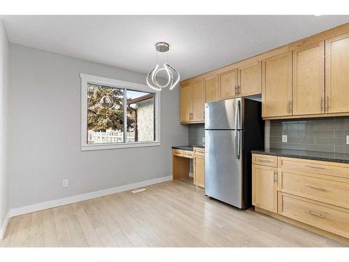 17 Deer Lane Road Se, Calgary, AB - Indoor Photo Showing Kitchen