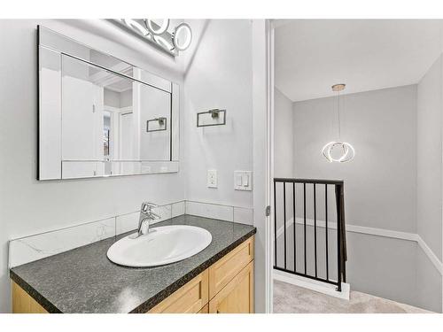 17 Deer Lane Road Se, Calgary, AB - Indoor Photo Showing Bathroom