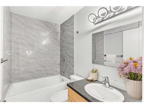 17 Deer Lane Road Se, Calgary, AB - Indoor Photo Showing Bathroom