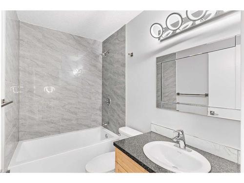 17 Deer Lane Road Se, Calgary, AB - Indoor Photo Showing Bathroom