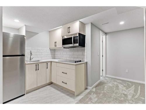 17 Deer Lane Road Se, Calgary, AB - Indoor Photo Showing Kitchen