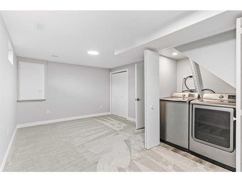 17 Deer Lane Road Se, Calgary, AB - Indoor Photo Showing Laundry Room