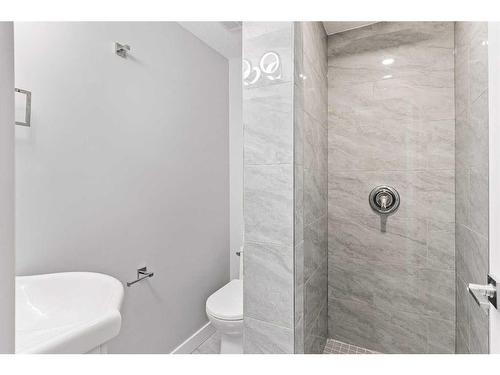 17 Deer Lane Road Se, Calgary, AB - Indoor Photo Showing Bathroom